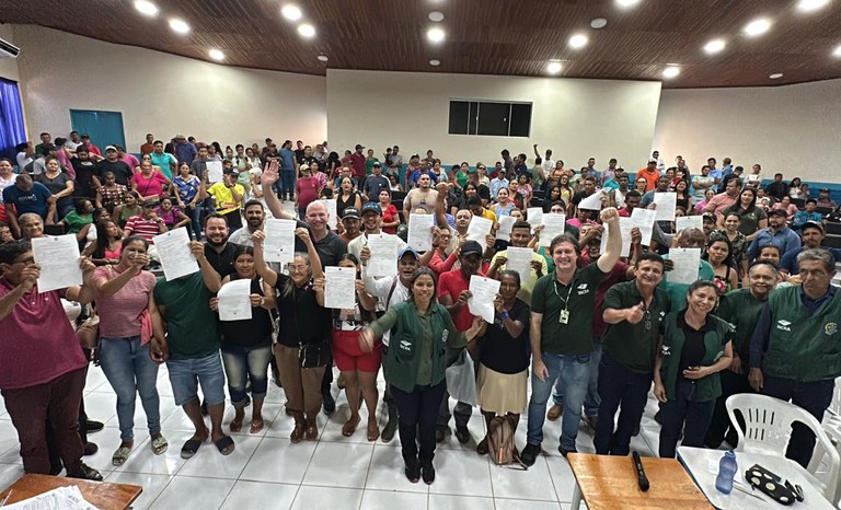 Incra entrega 120 contratos a famílias do assentamento Arez no Acre