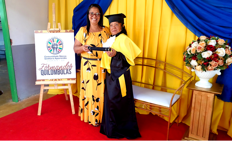 GO_formatura quilombola Nossa Senhora Aparecida_Cromínia_prof Marta Carneiro e aluna Marta Santos_foto Ludmila Carvalho_fev2025.png