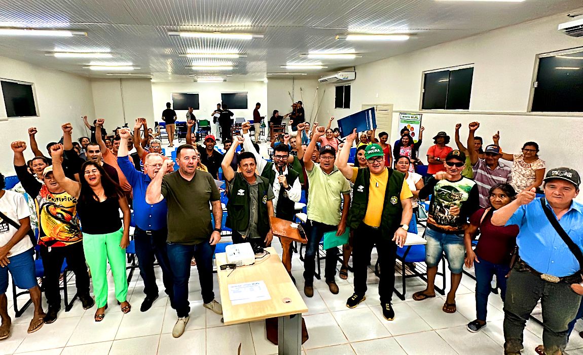 Pessoas comemoram as conquistas em auditório