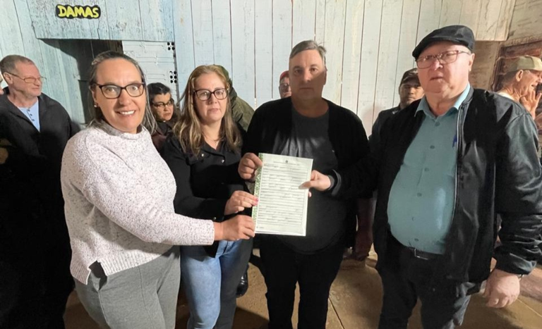Entrega de titulo definitivo em assentamentos de  Boa Vista do Incra (RS)