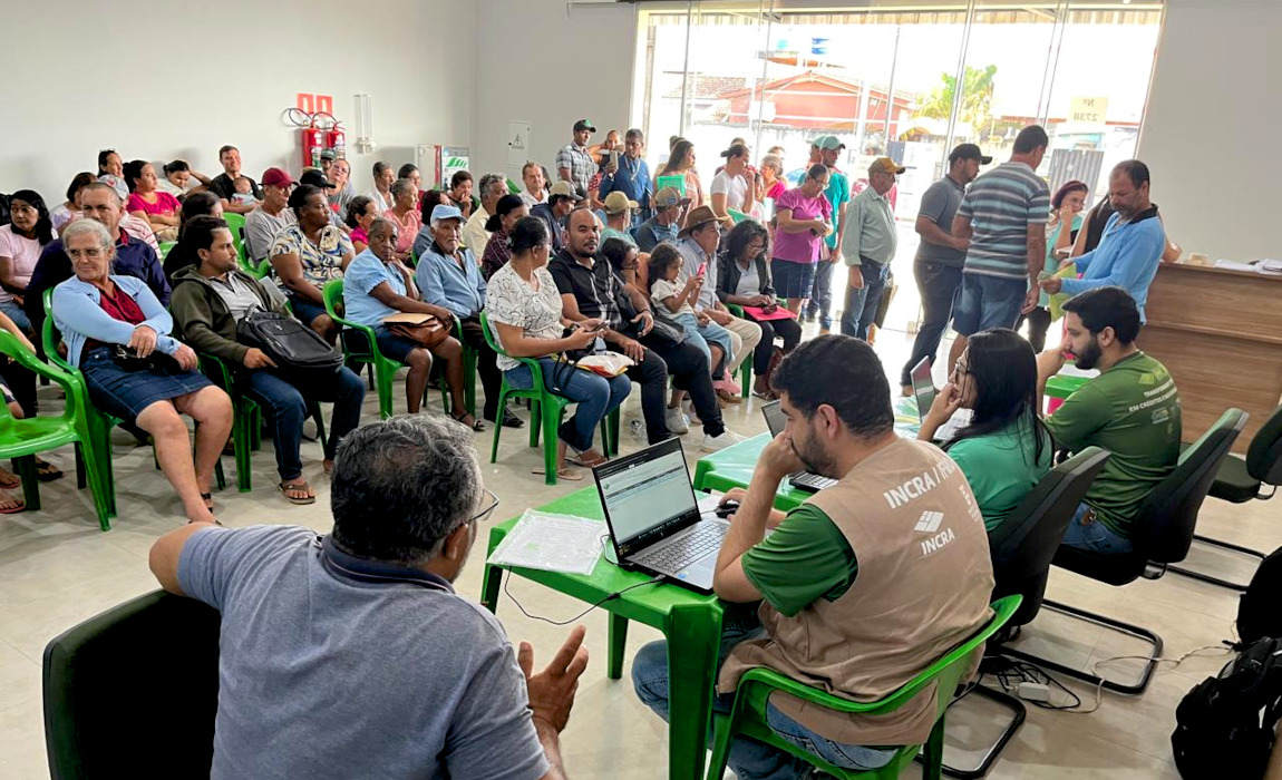 Imagem mostra pessoas em sala aguardando atendimento pelo Incra/RO