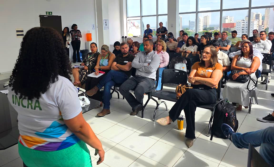 Servidora do Incra faz exposição a plateia em sala
