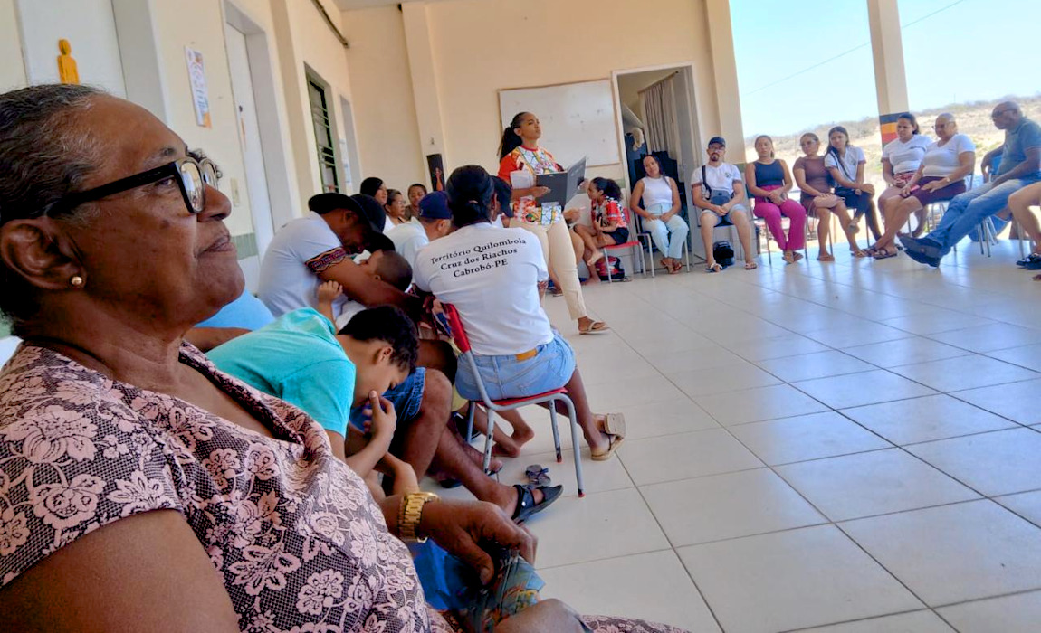 Imagem mostra pessoas reunidas em espaço da Comunidade Quilombola Cruz dos Riachos