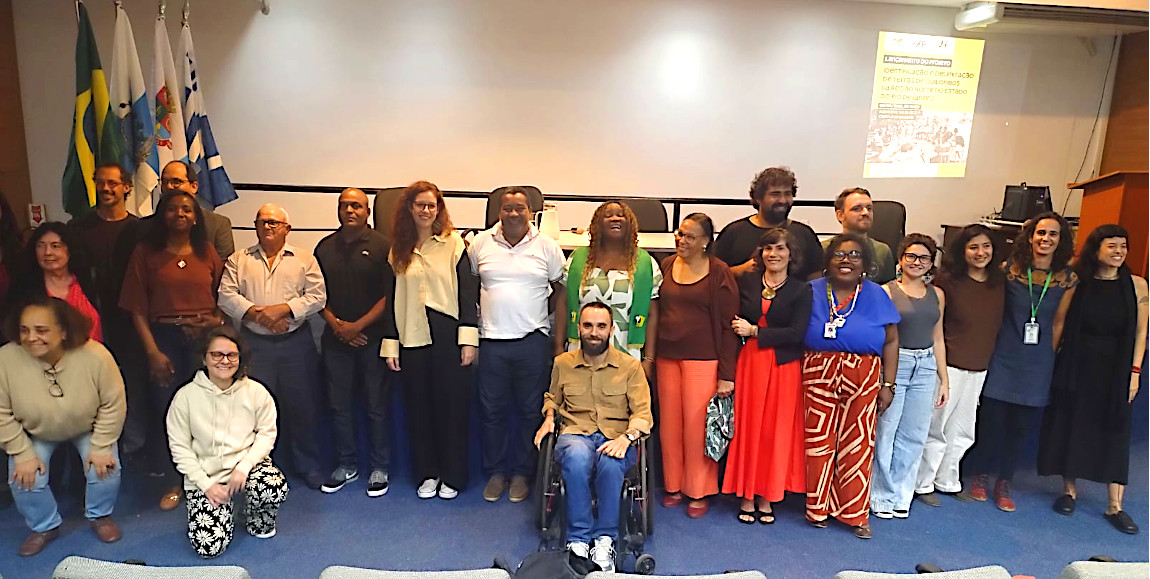 Participantes da solenidade de lançamento do projeto posam juntos para foto final