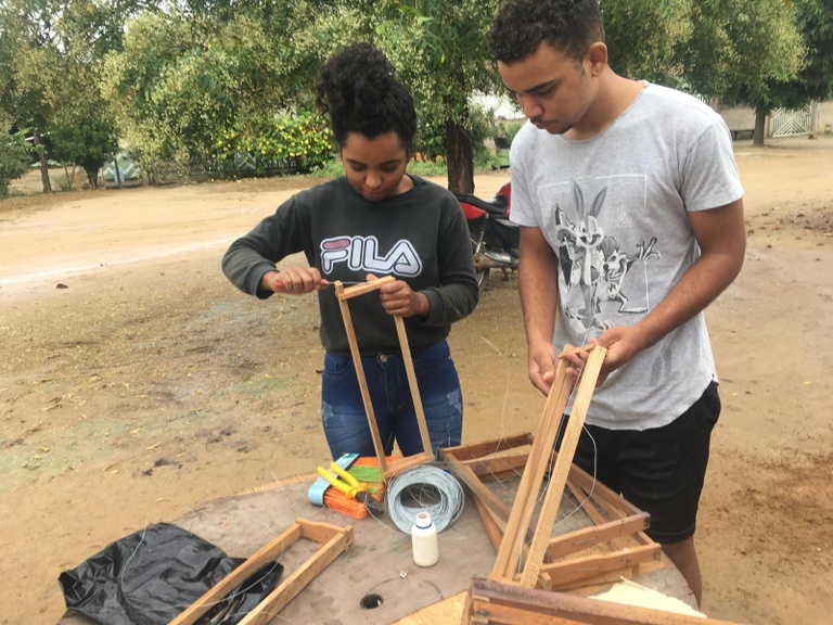 Helen e Wellington fazem manutenção nos quadros do apiário.jpg