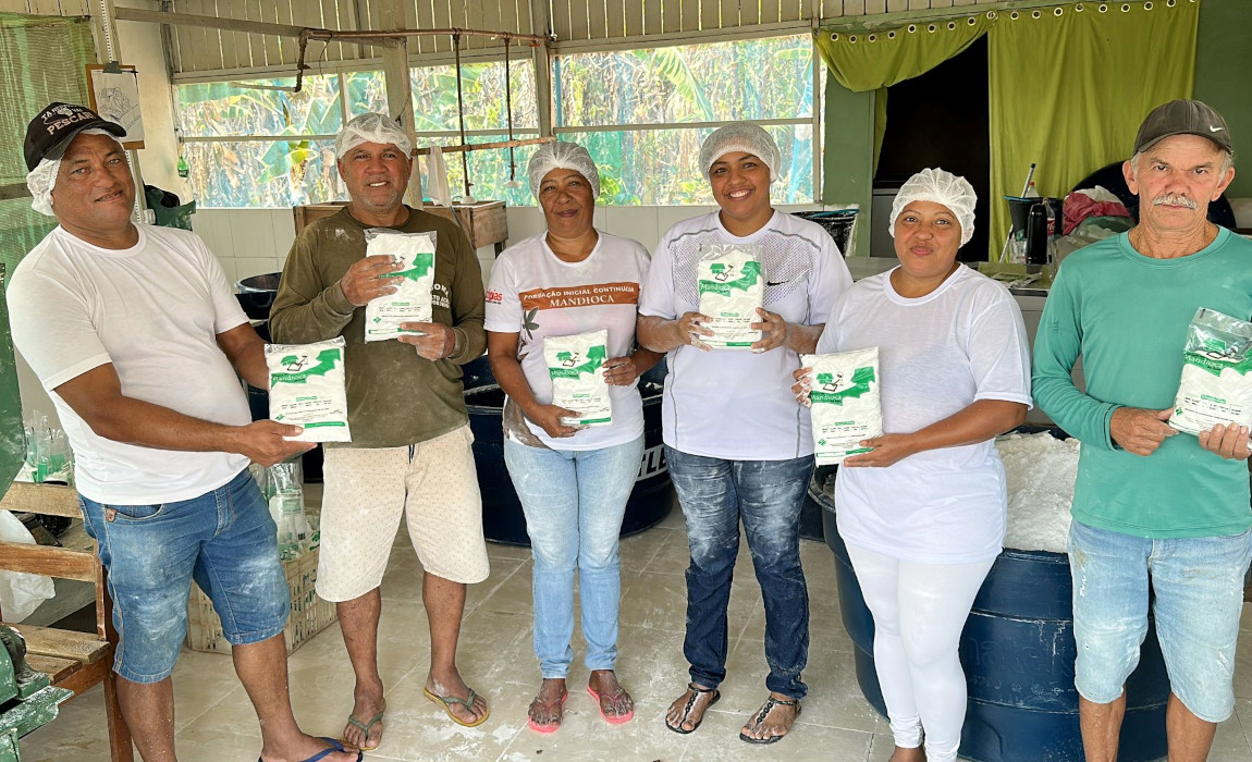 Produção de derivados da mandioca em assentamento no Acre