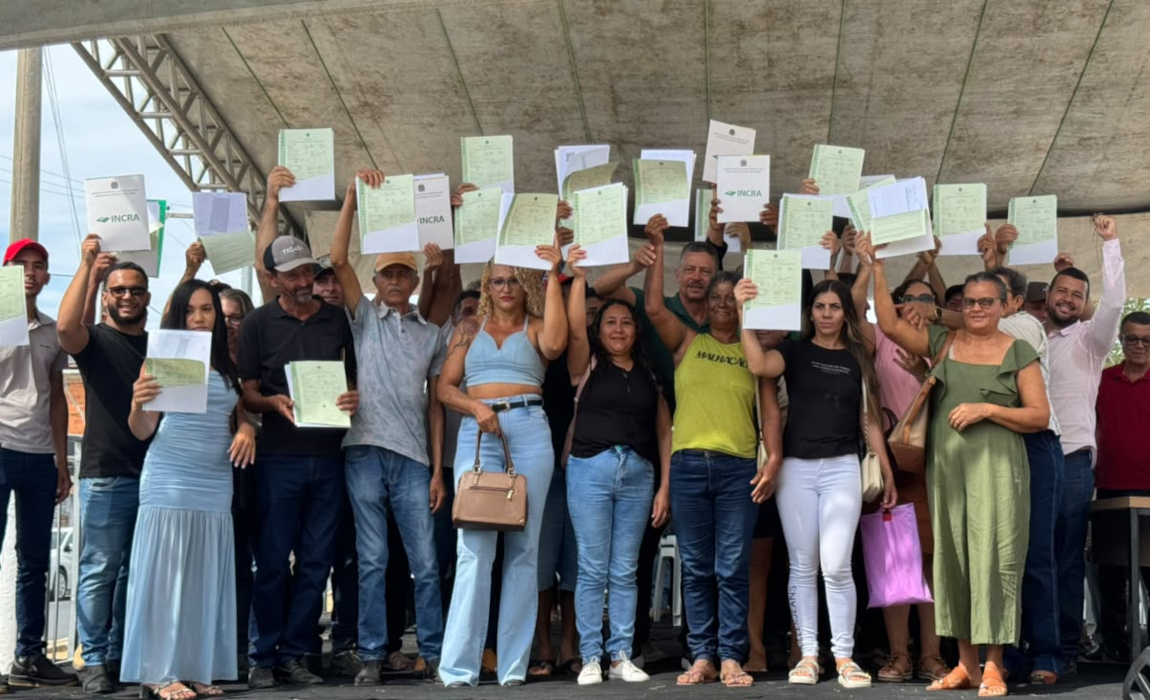 Mais de 1,1 mil títulos são entregues em Carinhanha (BA)