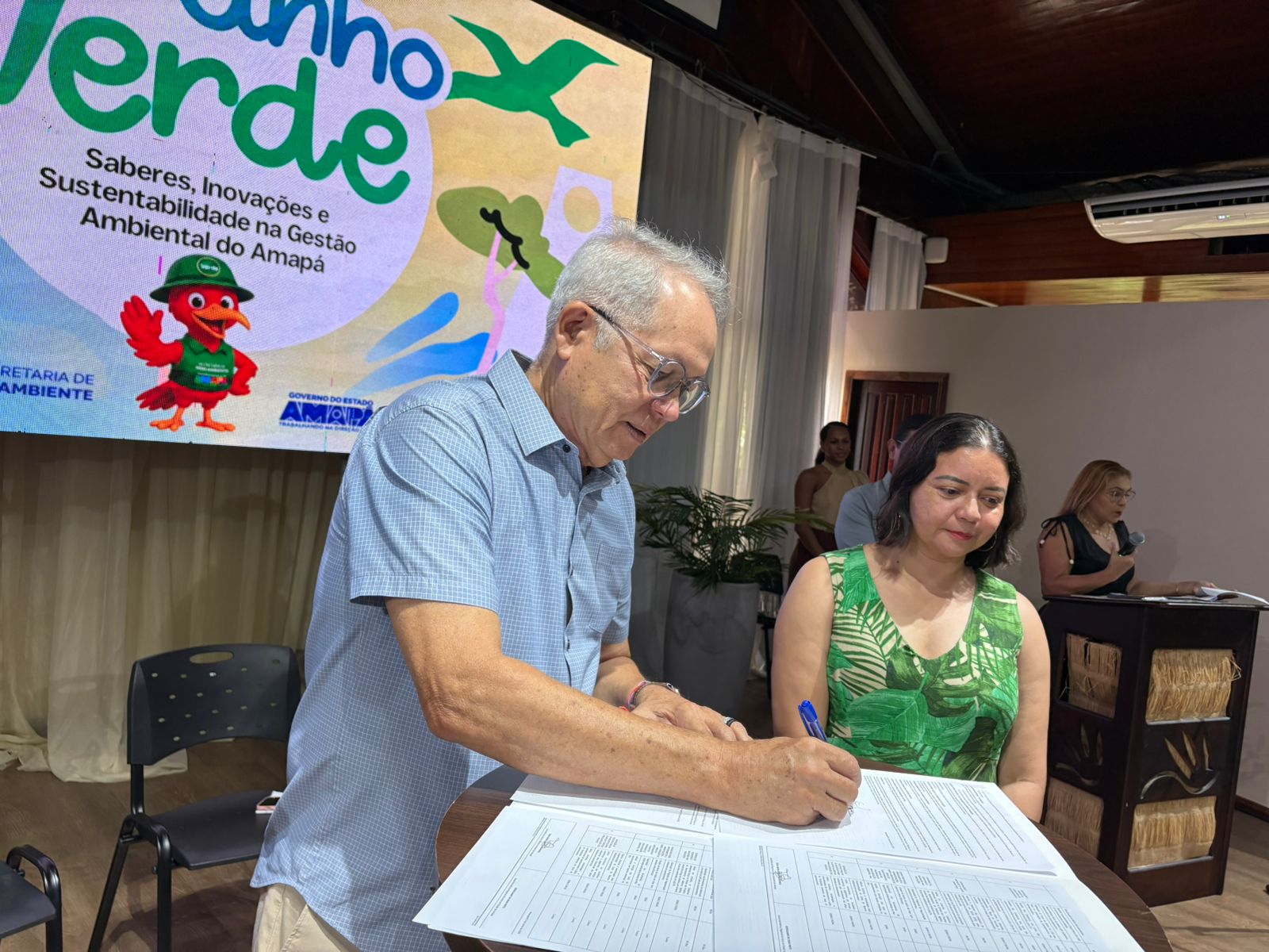 Homem assina documento