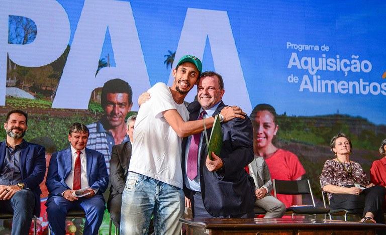 Presidente do Incra, César Aldrighi, assina o primeiro contrato do Crédito Instalação, na nova modalidade Fomento Jovem