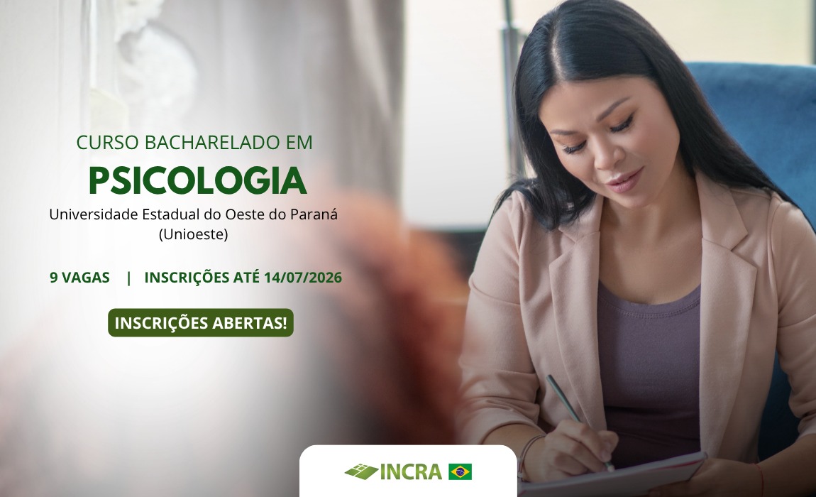 uma mulher escreve em um caderno com as descrições do curso ao lado