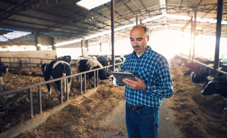 Agricultor com tablet: emissão do CCIR 2021