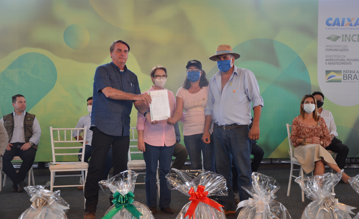 Entrega de títulos para famílias assentadas em Terenos (MS)