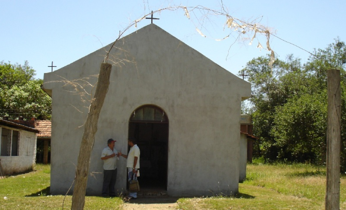 Igreja com dois homens conversando na frente