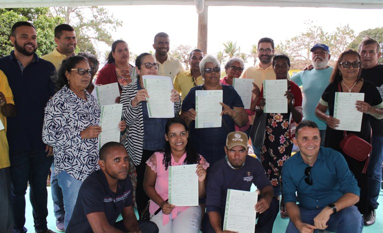 Entrega de títulos no assentamento Reunidas Rosa do Prado em Prado (BA)