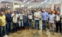 Títulos provisórios são entregues a famílias beneficiárias na Paraíba