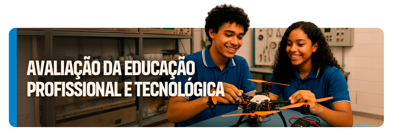 Dois jovens manuseando um drone | Avaliação da Educação Profissional