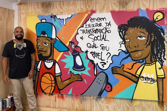 Artista Pandro Nobã grafitou mural em homenagem aos colaboradores do Enem 2020. Crédito: Capacitação de colaboradores/Enem 2020