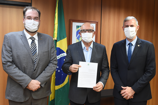 Normativa foi assinada pelo ministro da Educação, Milton Ribeiro (ao centro), com o apoio do secretário-executivo do MEC, Victor Godoy (à direita), após demanda do presidente do Inep, Danilo Dupas (à esquerda). Foto: Luís Fortes/MEC