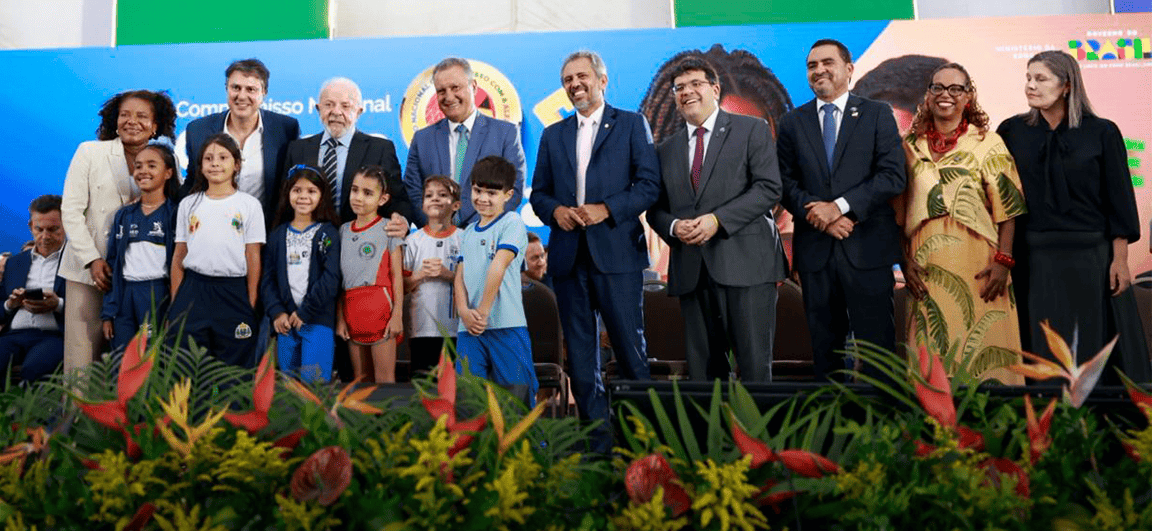 País alcançou índice de 66% de crianças alfabetizadas na idade adequada em 2025. Dado foi divulgado nesta segunda (23), durante entrega do Selo de Alfabetização a 4,7 mil redes, em Brasília (DF)