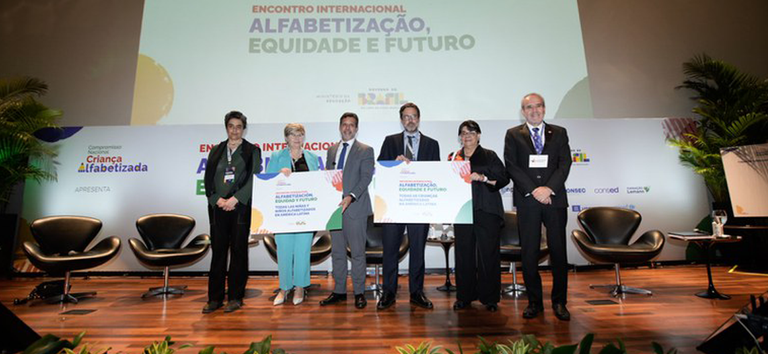 Encontro internacional debate compromisso com a alfabetização