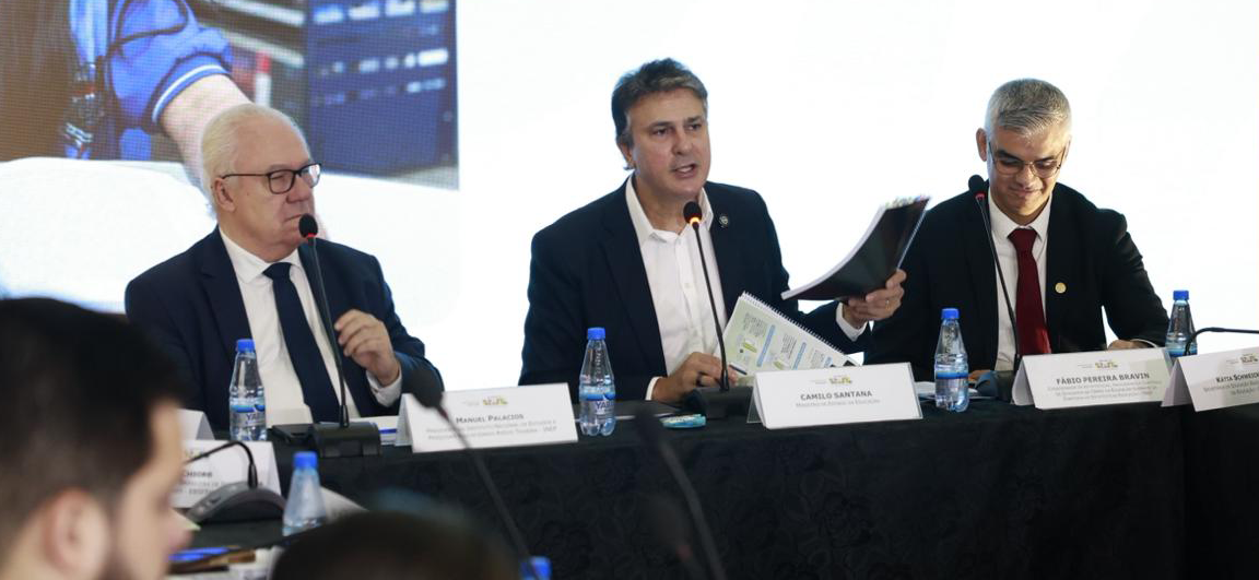 Dados do Censo Escolar 2025 destacam que matrículas em tempo integral cresceu em todas as etapas da educação básica, com 25,8%, atingindo a Meta 6 do PNE. Distorção idade-série na rede pública também reduziu