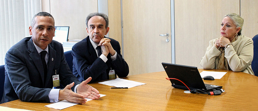 O embaixador da República Dominicana no Brasil, Alejandro Arias Zarzuela;  o diretor da Agência Brasileira de Cooperação, embaixador João Almino; e a presidente do Inep, Maria Inês Fini.  Crédito: Ascom Inep