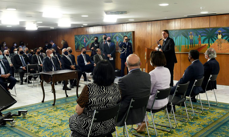 Presidente Jair Bolsonaro assina o decreto que regulamenta o novo Fundeb. Solenidade contou com a presença do ministro da Educação, Milton Ribeiro, e do presidente do Inep, Danilo Dupas. Foto: Catarina Chaves/MEC