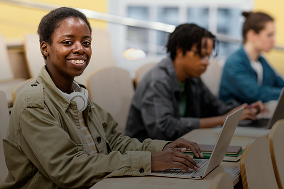 Encceja é direcionado para pessoas com idade mínima de 15 anos, para a certificação do ensino fundamental, e de 18 anos, para o ensino médio. Crédito: Freepik