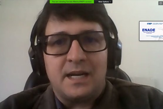 Tarcísio Ribeiro, coordenador-geral do Enade, durante apresentação do exame aos participantes / Reprodução Zoom