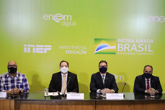 Alexandre Lopes, presidente do Inep; Camilo Mussi, diretor de Tecnologia e Disseminação de Informações Educacionais do Inep; Murillo Gameiro, diretor de Gestão e Planejamento do Inep; e Eduardo Sousa, diretor substituto de Avaliação da Educação Básica do Inep, durante coletiva de imprensa sobre o segundo dia de aplicação do Enem Digital. Crédito: Naiara Demarco/CAPES