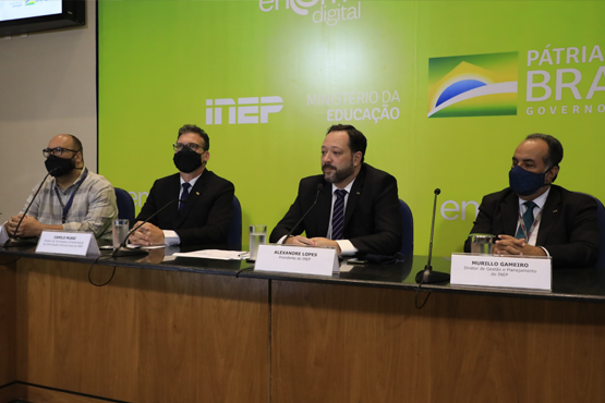 Alexandre Lopes, presidente do Inep; Camilo Mussi, diretor de Tecnologia e Disseminação de Informações Educacionais do Inep; Murillo Gameiro, diretor de Gestão e Planejamento do Inep; e Eduardo Sousa, diretor substituto de Avaliação da Educação Básica do Inep, durante coletiva de imprensa sobre o primeiro dia de aplicação do Enem Digital. Crédito: Naiara Demarco/CAPES