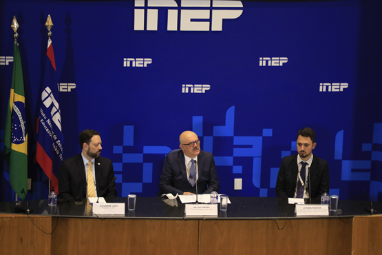 Alexandre Lopes, presidente do Inep; Milton Ribeiro, Ministro da Educação; e Ulysses Tavares, coordenador-geral de controle de qualidade da educação superior substituto. Crédito: Naiara Demarco/CAPES.