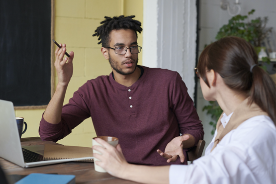Selecionados serão responsáveis pela produção digital de imagens, histórias em quadrinhos, ilustrações, fotografias e demais artes digitais das questões que poderão compor as avaliações da educação básica. Crédito: Pexels