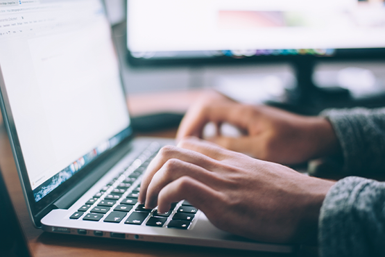 Formação acadêmica exigida para fazer parte do cadastro de elaboradores e revisores de item é específica para cada área. Crédito: Unsplash