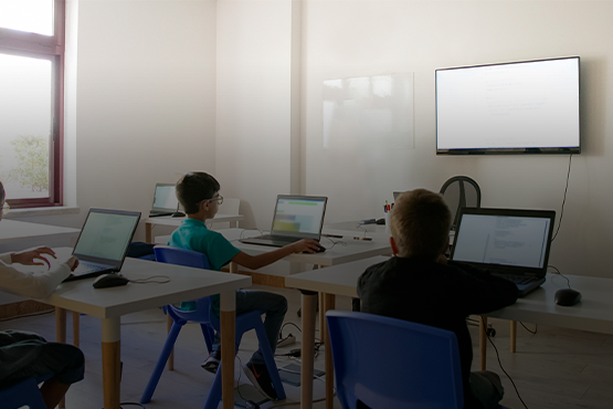 Dados do Censo Escolar 2020, divulgados pelo Inep em 29 de janeiro, mostram a situação das escolas da educação básica brasileira no que diz respeito à disponibilidade de equipamentos de tecnologia da informação e comunicação. Crédito: Freepik