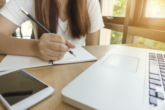 Candidatos a avaliadores de redação do Enem devem participar do Curso de Capacitação a Distância, além de preencher requisitos básicos e cumprir todas as etapas obrigatórias do processo seletivo/Crédito: Pexels