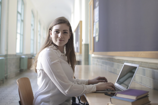 Para participar da seleção, candidatos devem ser docentes da educação superior pública ou privada e possuir titulação universitária reconhecida pelo Ministério da Educação (MEC) compatível com o perfil necessário. Crédito: Pexels
