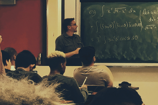 Para participar da seleção, candidatos devem ser docentes da educação superior pública ou privada e possuir titulação universitária reconhecida pelo Ministério da Educação (MEC) compatível com o perfil necessário. Crédito: Unsplash