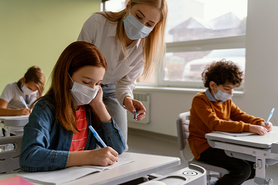 Pesquisa tem o objetivo de coletar informações a respeito da situação das redes de ensino durante a pandemia. Crédito: Freepik
