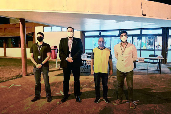 Presidente do Inep, Danilo Dupas (Ao centro/esq.), e diretor de Avaliação da Educação Superior do Instituto (À esq.), Luís Filipe de Miranda Grochocki, acompanharam os trabalhos, in loco, em uma das unidades de aplicação de Brasília (DF). Créditos: Inep/Arquivo Inep