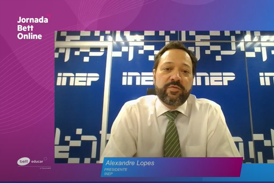 Alexandre Lopes abriu a discussão ressaltando que, mesmo diante do cenário provocado pela pandemia, o instituto garantiu a operacionalidade das avaliações. Crédito: Reprodução/Bett Educar