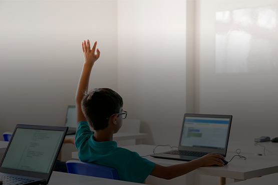 Dados do Censo Escolar 2020, divulgados pelo Inep em 29 de janeiro, mostram a situação das escolas da educação básica brasileira no que diz respeito à disponibilidade de equipamentos de tecnologia da informação e comunicação. Crédito: Freepik