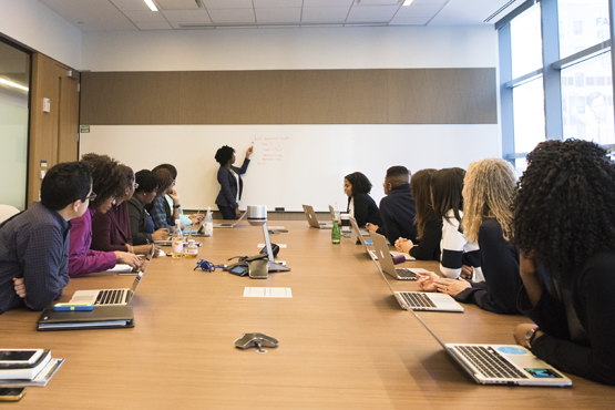 Docentes da educação superior interessados em compor as comissões responsáveis pela avaliação in loco têm até o dia 15 de novembro para se inscreverem na seletiva. Crédito: Pexels