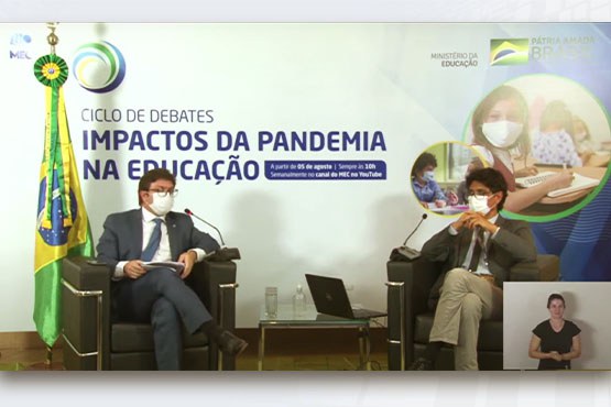 Carlos Eduardo Moreno Sampaio (D), diretor de Estatísticas Educacionais do Inep, e Helber Ricardo Vieira (E), secretário adjunto de Educação Básica do MEC, durante o evento desta quinta-feira (12). Crédito: Reprodução/MEC