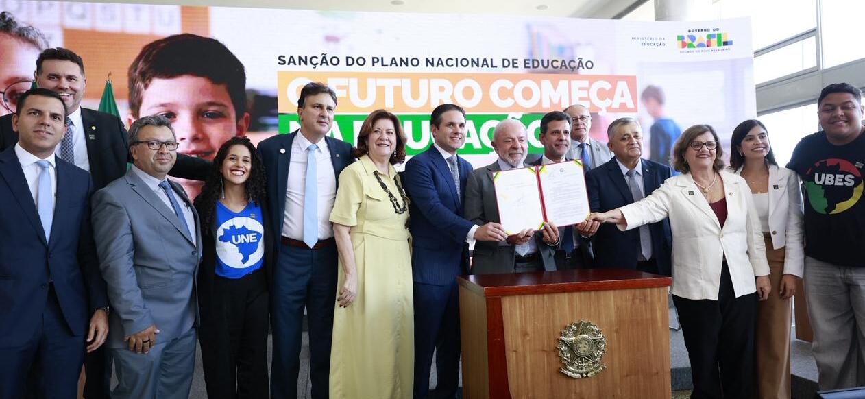 Presidente Lula assinou o documento nesta terça (14), em Brasília, com a participação do ministro Leonardo Barchini. Novo PNE traça o planejamento estratégico para a educação brasileira nos próximos dez anos