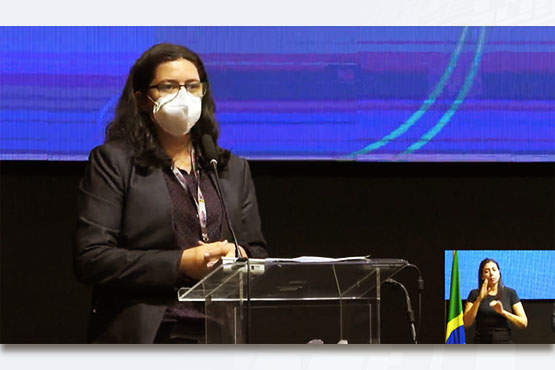 Michele Melo, diretora de Estudos Educacionais do Inep, representou o presidente Danilo Dupas na Mesa de Autoridades do Eixo de Gestão e Resultados do Programa Novos Caminhos. Foto: Reprodução/ Inep.