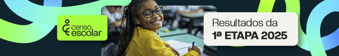Garota sorrindo, utilizando óculos enquanto escreve algo em seu caderno. Censo Escolar - Confira os resultados da 1ª etapa 2025