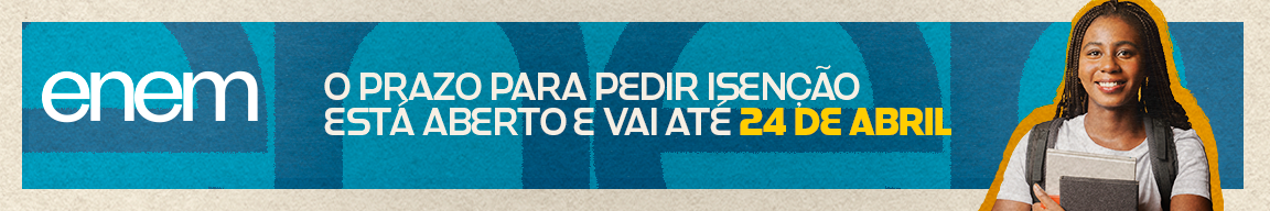 Jovem sorrindo, vestindo camiseta branca e mochila. Enem - Prazo para pedir isenção está aberto e vai até 24/04
