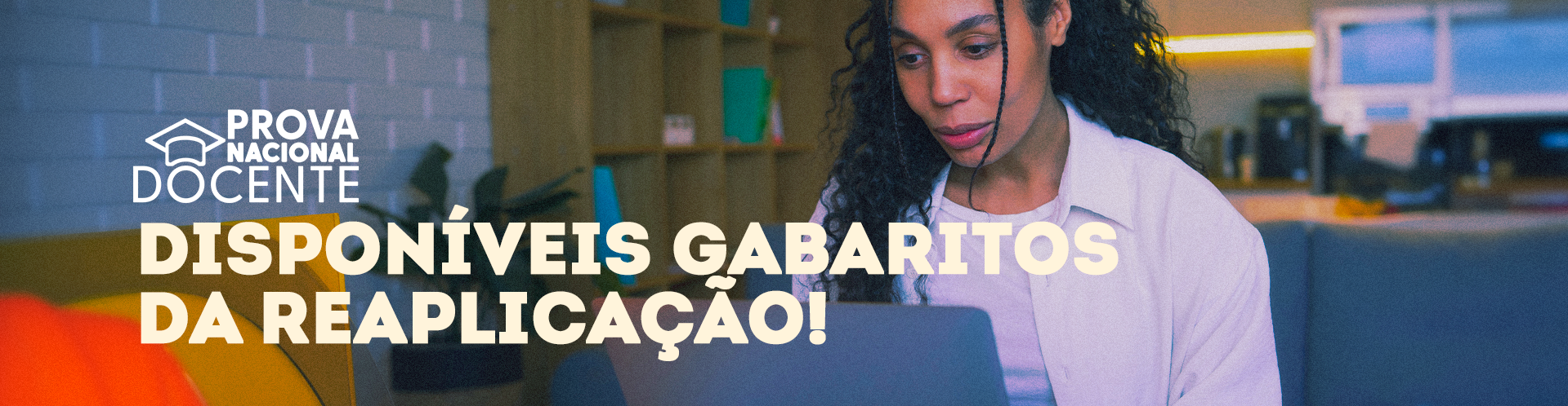 Mulher conferindo informações em um laptop. Disponíveis Gabaritos da Reaplicação - Prova Nacional Docente