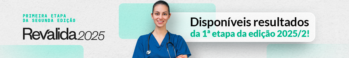 Jovem sorridente com roupa cirúrgica e braços cruzados. Revalida 2025 - Disponíveis resultados da 1ª etapa da edição 2025/2